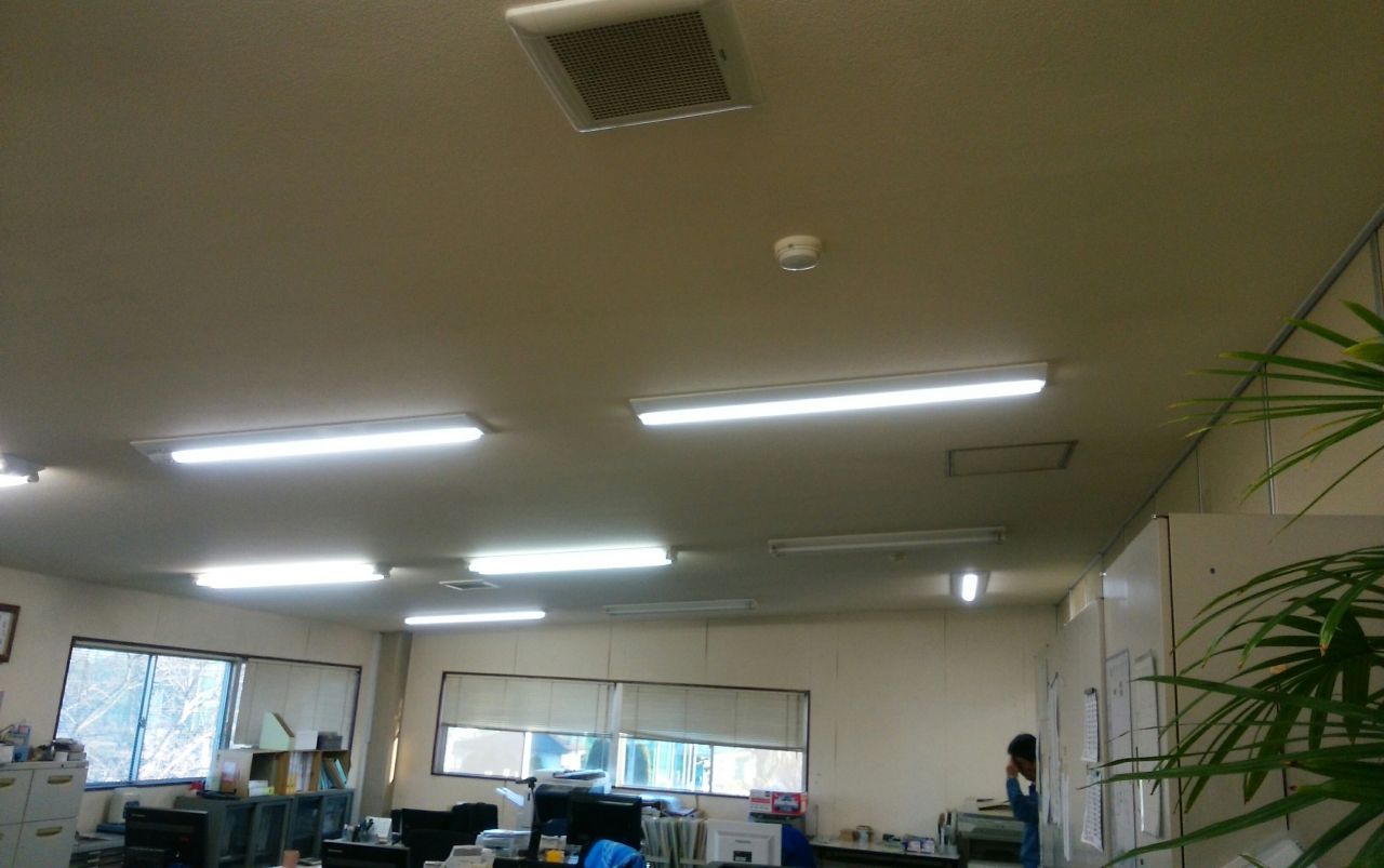 　事務所LED工事
（電気代２/３削減）
（明るさ３倍）